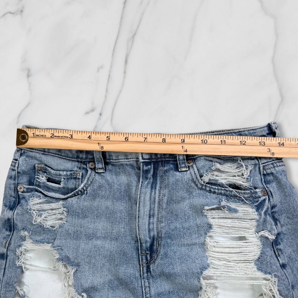 American Eagle AE High Waisted Distressed Denim Mom Shorts Light Wash Size 6 - Picture 7 of 10